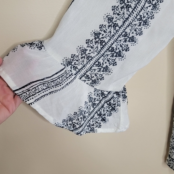 Altar'd State | Blue White Print 3/4 Sleeve Top Size Small - Picture 5 of 6